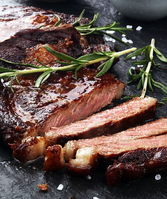 gegrilltes Fleisch, angeschnitten dekorativ drapiert 