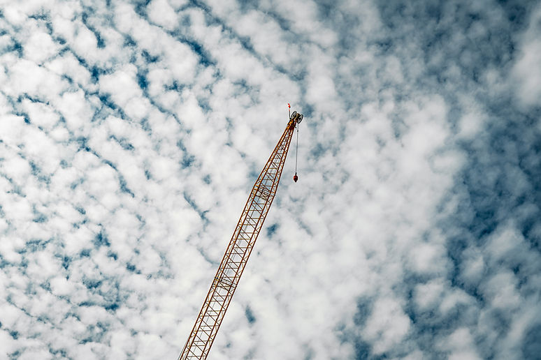 Guindaste de construção em direção ao céu