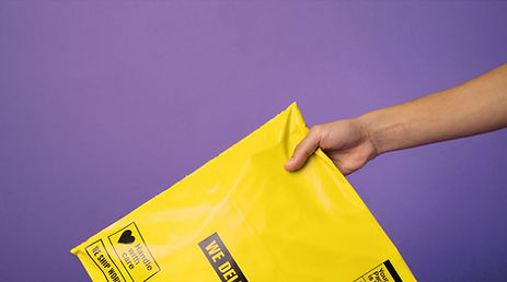 Envelope sendo entregue pelo correio.