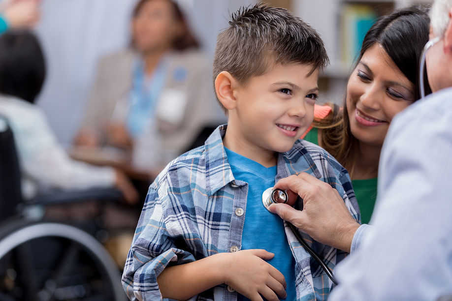 Niño visitando al doctor