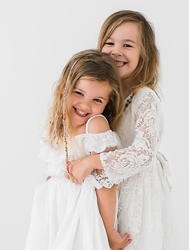 Filles en robes blanches