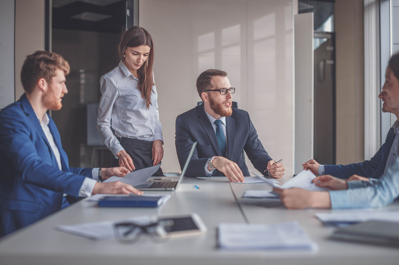 Discussão comercial com funcionários