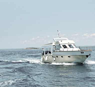 Bateau à moteur en mer