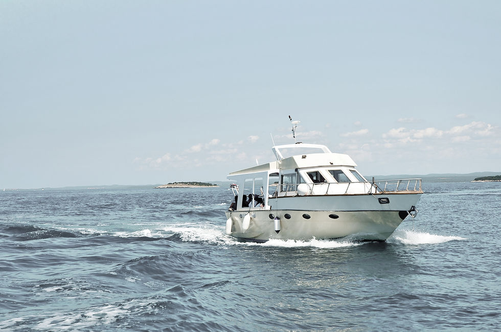 Boot auf offenem Wasser