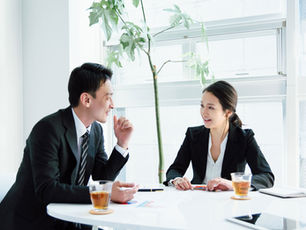 契約書の作成を頼んでいる写真