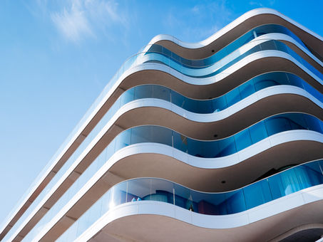 El error más común de los abogados jóvenes: esperar a que los clientes lleguen en lugar de salir a buscarlos