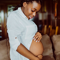 Femme enceinte souriante