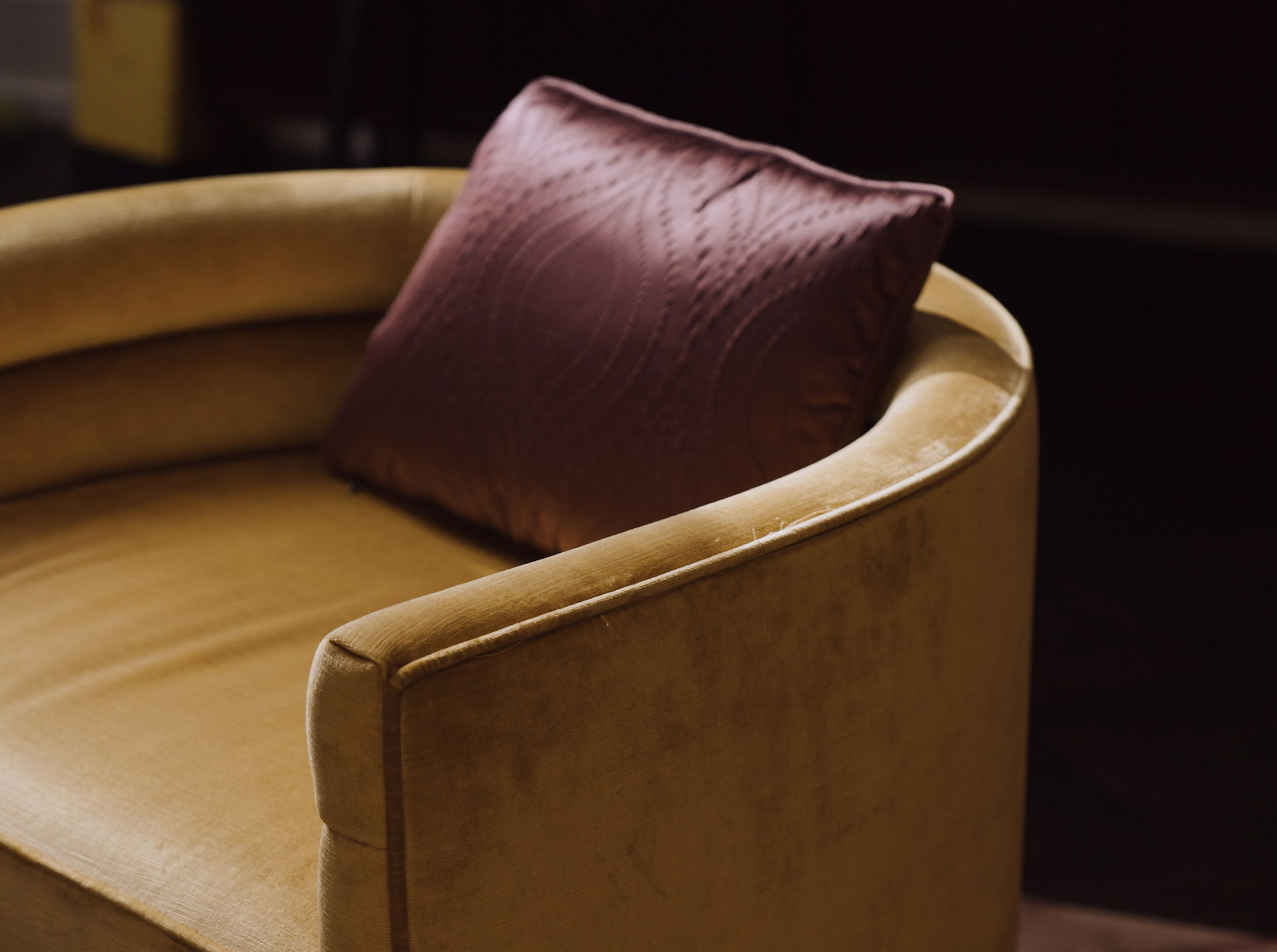 fauteuil en velours jaune moutarde