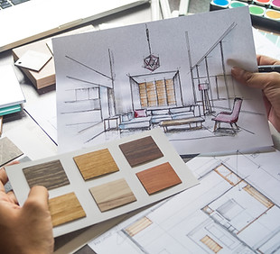 Innenarchitektin bei der Arbeit