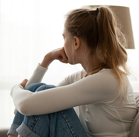 Traurig auf der Couch