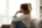 Traurig auf der Couch Ergotherapie Osolnik Depressionen Angststörungen Postcovid Psychische Gesundheit