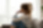 Traurig auf der Couch