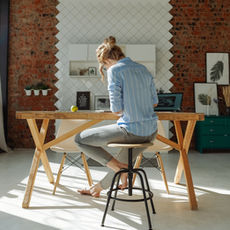 femme assise a son bureau industriel