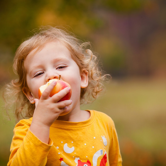 Jolie fille mange une pomme