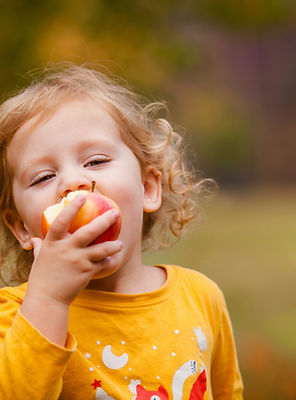 Mädchen, das Apfel isst