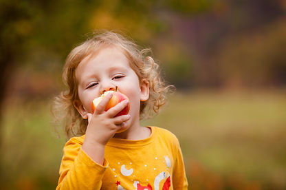 Linda chica comiendo manzana