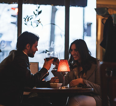 Rendez-vous amoureux autour d'un verre de vin