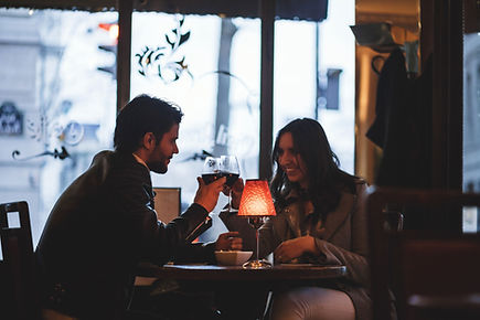 Rendez-vous amoureux autour d'un verre de vin