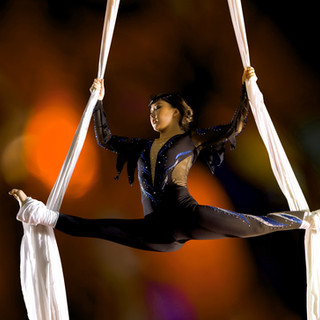 Acrobat accroché sur des cordes