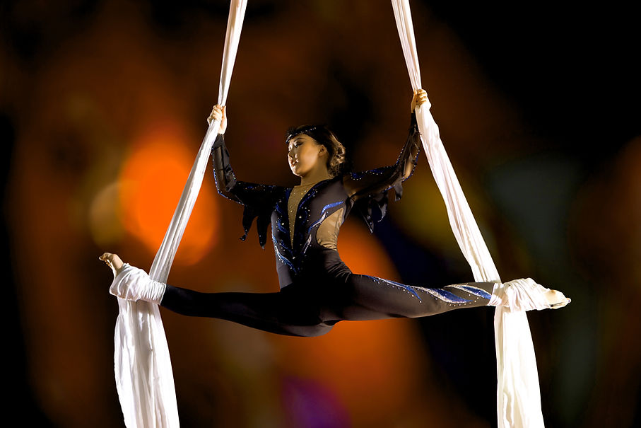 Acrobat accroché sur des cordes