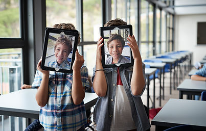 Enfants avec des tablettes
