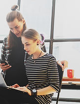 Personal som integrerar generativ AI och automatiserade arbetsflöden.