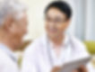 Médecin traitant un patient