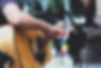 Homem que joga a guitarra
