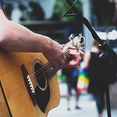 Homem que joga a guitarra