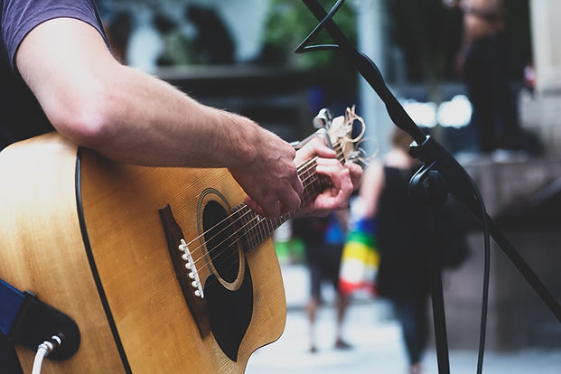 Homem que joga a guitarra