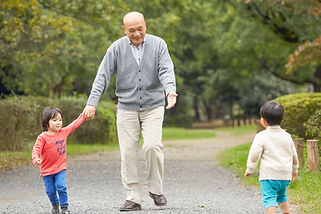 孫と遊ぶシニア