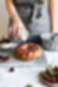 Préparation du gâteau aux cerises