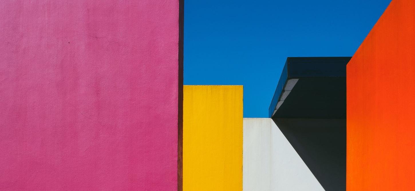 la fotografia è composta da diversi blocchi colorati. si vede il cielo azzurro di sfondo. Il Magico Ponte Colorato  andrà in scena al Teatro Bobbio de La Contrada di Trieste