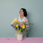 femme composant un bouquet de fleur