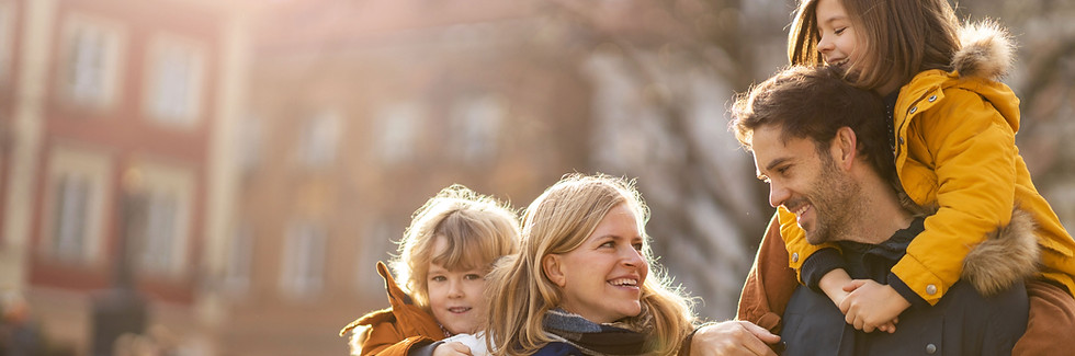 Glückliche Familie im Freien