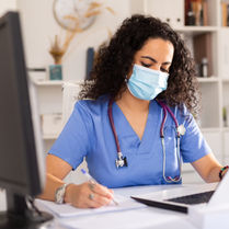 medico con mascherina