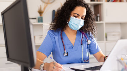 עןבדת של החברה בתחום תיירות רפואית