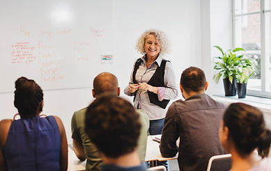 En föreläsare håller utbildning för en klass