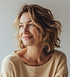 Femme souriant de manière détendue