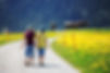 Zwei Kinder gehend