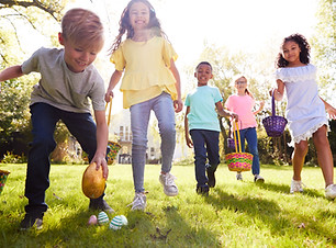 Enfants faisant la chasse aux œufs de Pâques