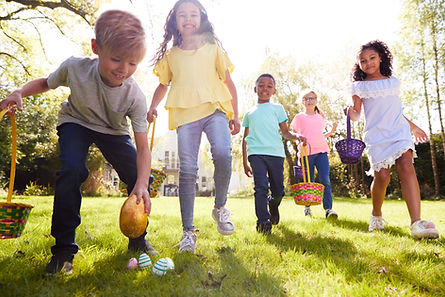 Enfants faisant la chasse aux œufs de Pâques