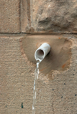 Overflow pipe, pouring water