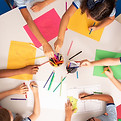 Des enfants qui dessinent ensemble