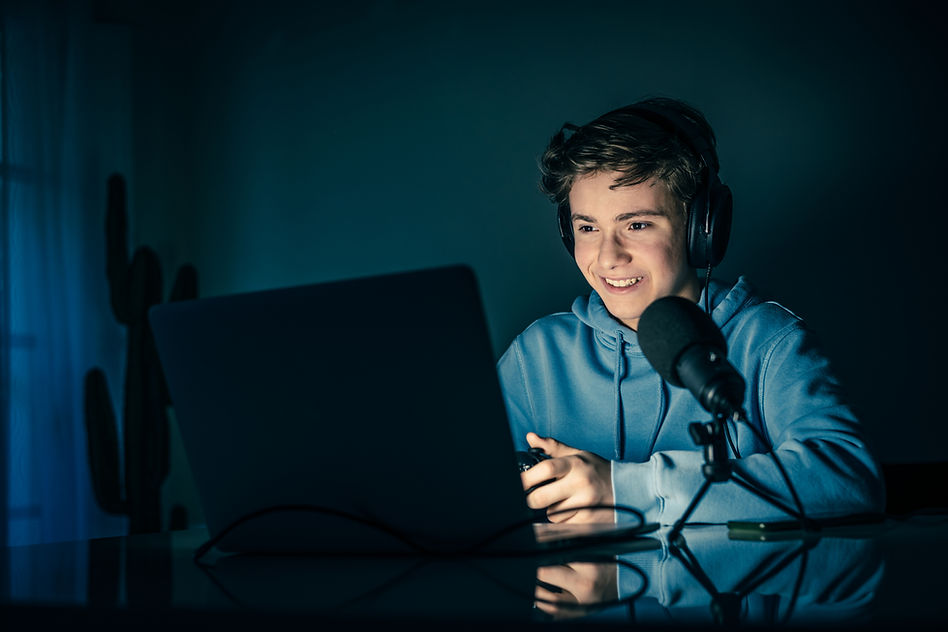 Jovem a brincar no computador