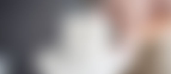 Mulher confeitando um bolo, mostrando a relação de uma receita para fazer um bolo e um plano de negócio para abrir um negócio ou empreender