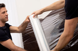 Homens envolvendo um sofá