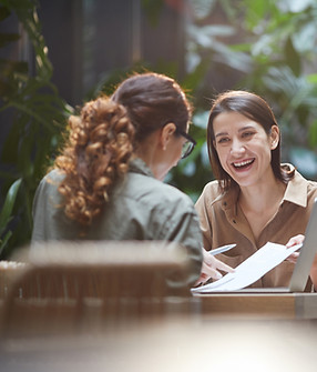 Mulheres conversando