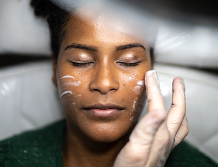 Facial skin treatment to cleanse, hydrate, and refresh the skin