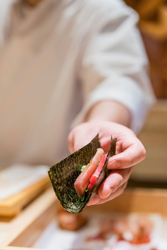 手持鮮金槍魚壽司卷
